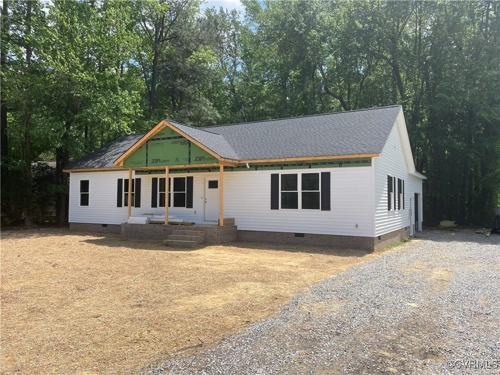 5008 Chestnut Fork Rd, Gloucester, VA 23061 - view of front facade featuring a porch, crawl space, a shingled roof, and gravel driveway