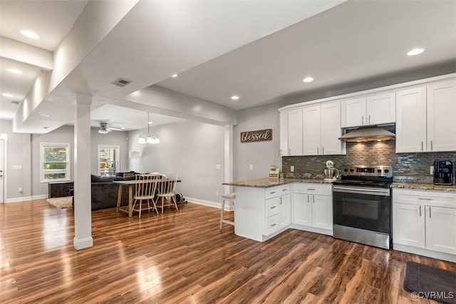 kitchen with visible vents, a peninsula, dark wood-style floors, electric stove, and under cabinet range hood