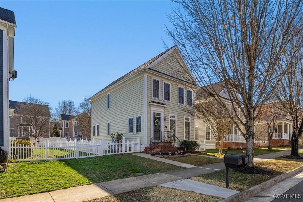 view of front of home with fence and a front yard
