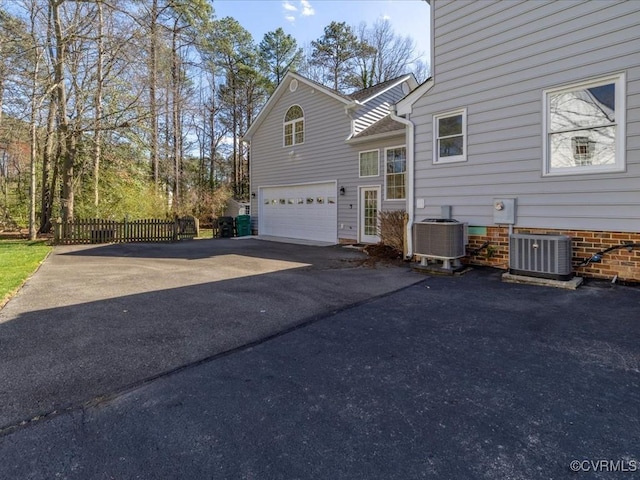 10107 Heritage Ln, Glen Allen, VA 23060 - view of side of property with driveway and a garage