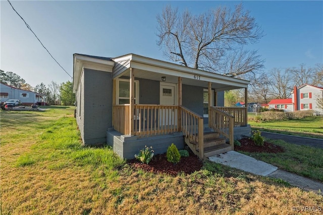 view of front of property featuring a front yard and covered porch