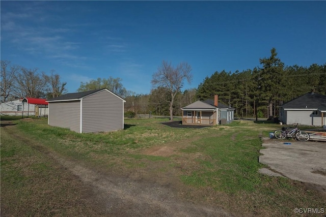 view of yard with an outdoor structure
