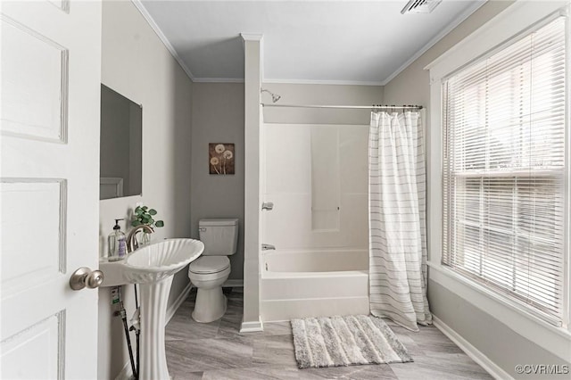 full bath with baseboards, visible vents, toilet, and crown molding