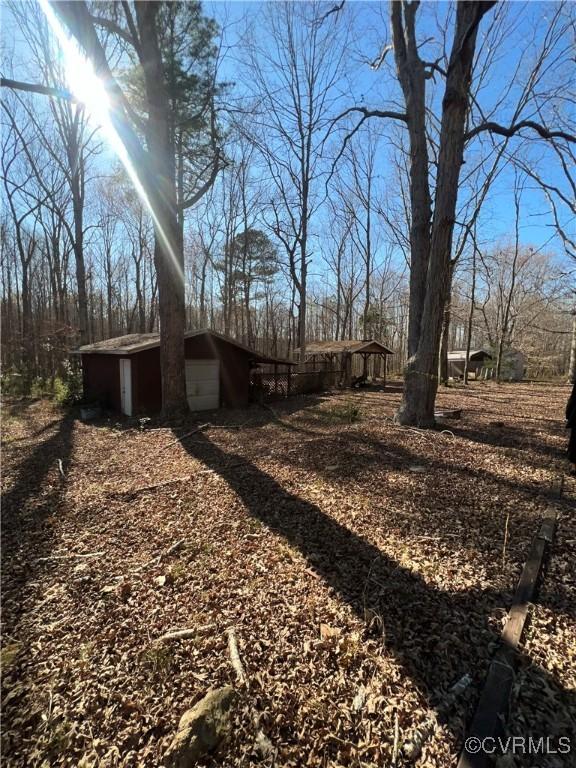 view of yard featuring an outdoor structure