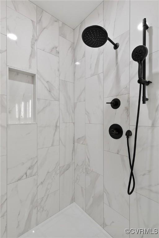 bathroom featuring a tile shower