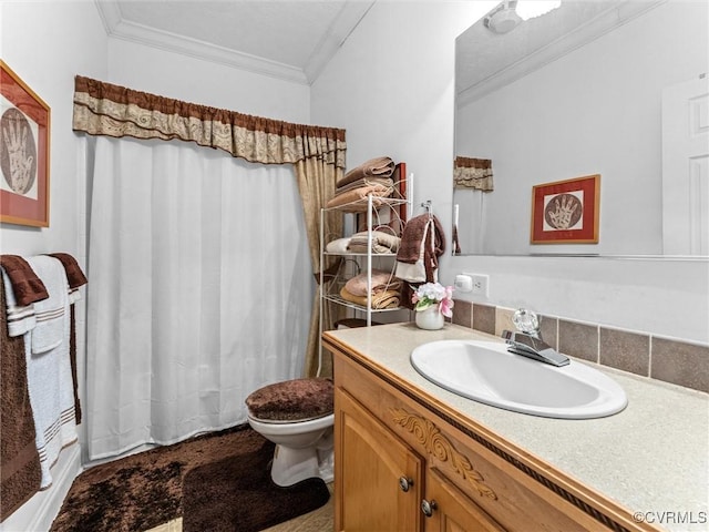 full bathroom featuring vanity, toilet, a shower with shower curtain, and crown molding