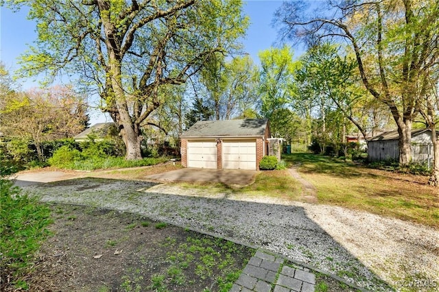 view of yard featuring an outbuilding