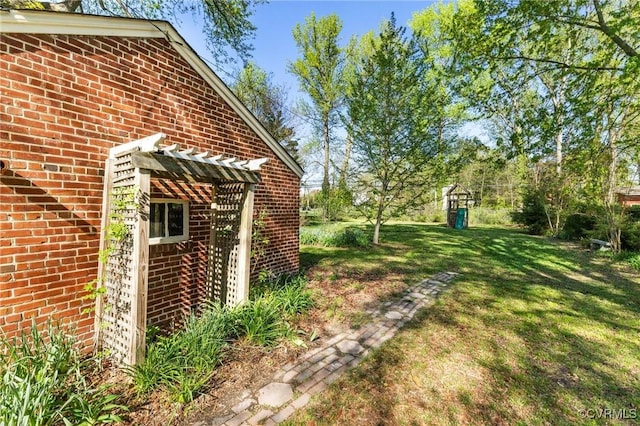 view of yard featuring a pergola