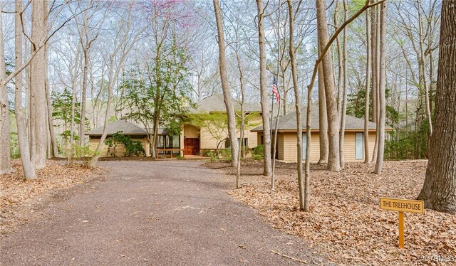 941 Wilton Coves Dr, Hartfield, VA 23071 - view of front of house