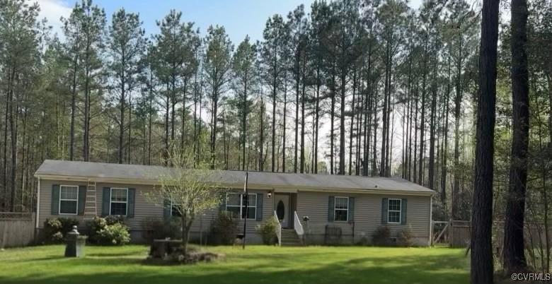 view of front of home featuring fence and a front yard