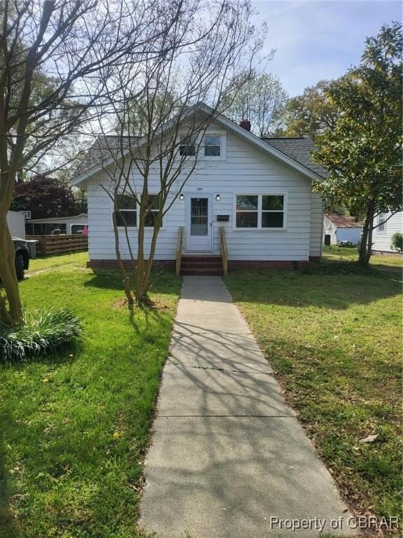 325 Hampton Roads Ave, Hampton, VA 23661 - bungalow featuring a front yard
