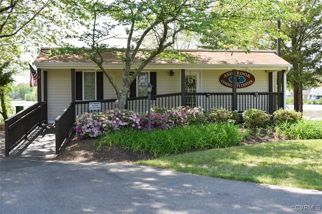 ranch-style house featuring covered porch