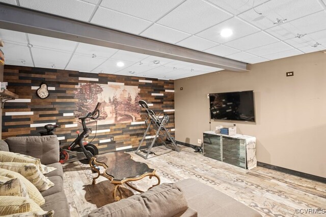 living area with baseboards, recessed lighting, wood finished floors, and a paneled ceiling