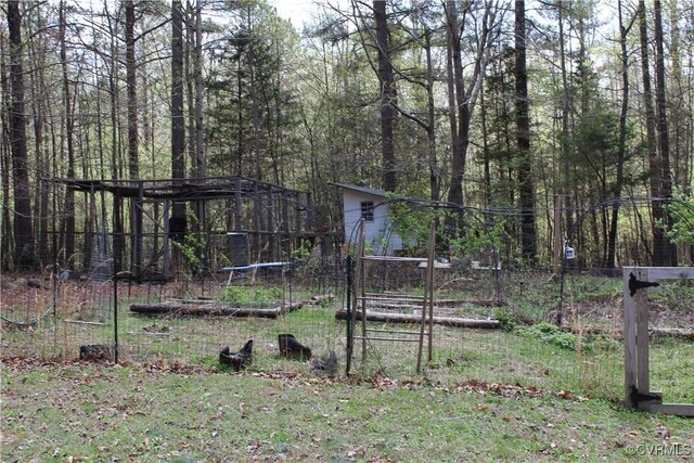 view of yard featuring a forest view