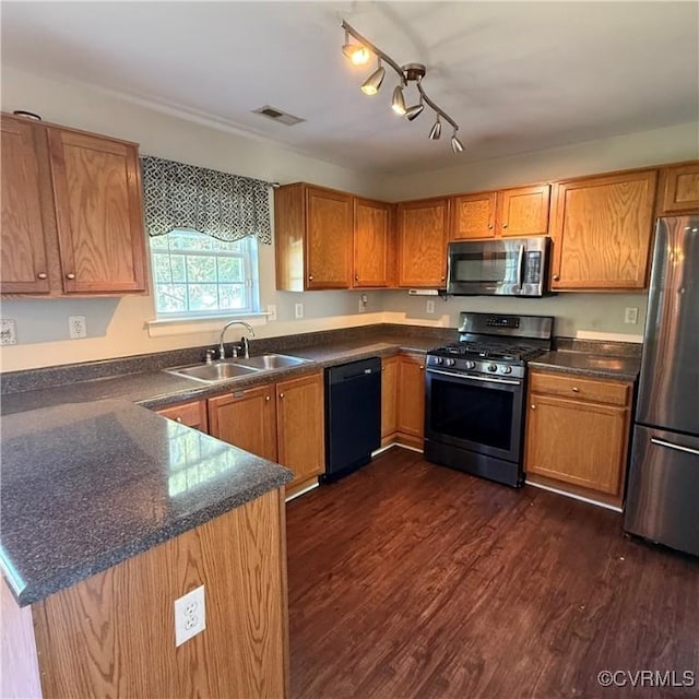 1353 Woodside Mews, Henrico, VA 23231 - kitchen featuring visible vents, a sink, dark countertops, dark wood-style floors, and stainless steel appliances