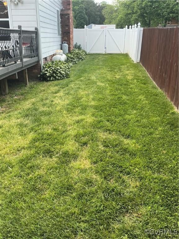 9522 Broad Meadows Rd, Glen Allen, VA 23060 - view of yard featuring a gate