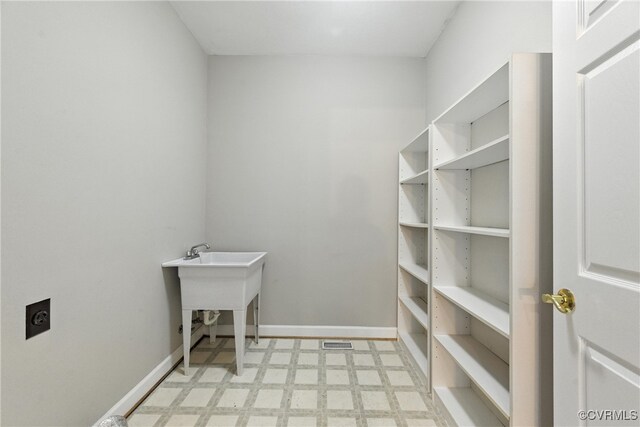 132 Warwick Hls, Williamsburg, VA 23188 - laundry room featuring electric dryer hookup and light floors