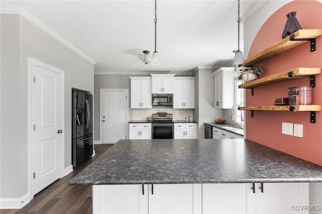 kitchen featuring stainless steel appliances, dark countertops, a sink, a peninsula, and dark wood-style flooring
