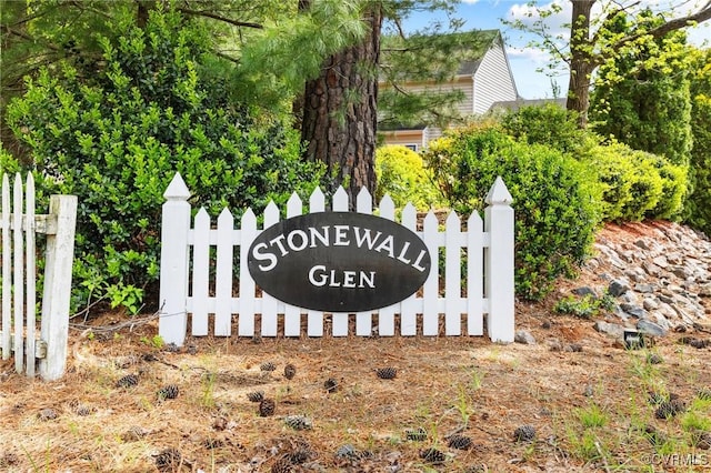 view of community / neighborhood sign