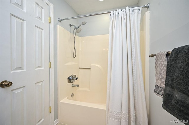 full bath with shower / tub combo with curtain