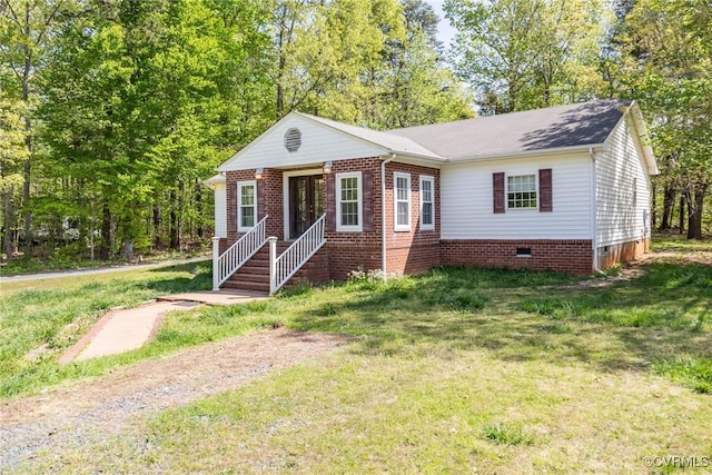 view of front of property featuring crawl space and a front yard