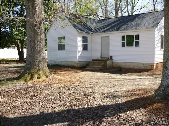 609 Nottoway Ave, Blackstone, VA 23824 - ranch-style home featuring entry steps, fence, and roof with shingles