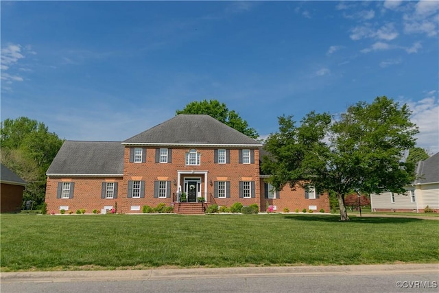 colonial house featuring a front yard
