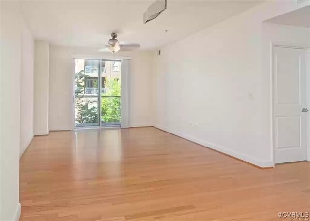 unfurnished room featuring wood finished floors, baseboards, and ceiling fan