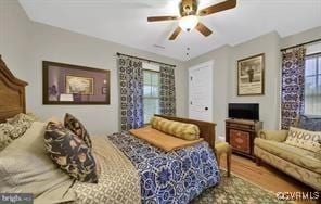 bedroom with a ceiling fan