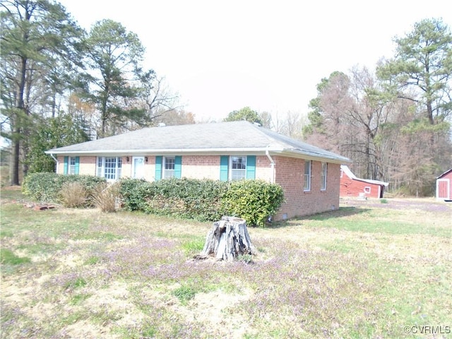 view of front of property featuring a front yard and brick siding