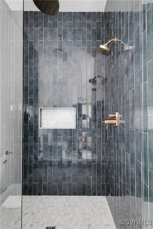 full bathroom featuring a tile shower
