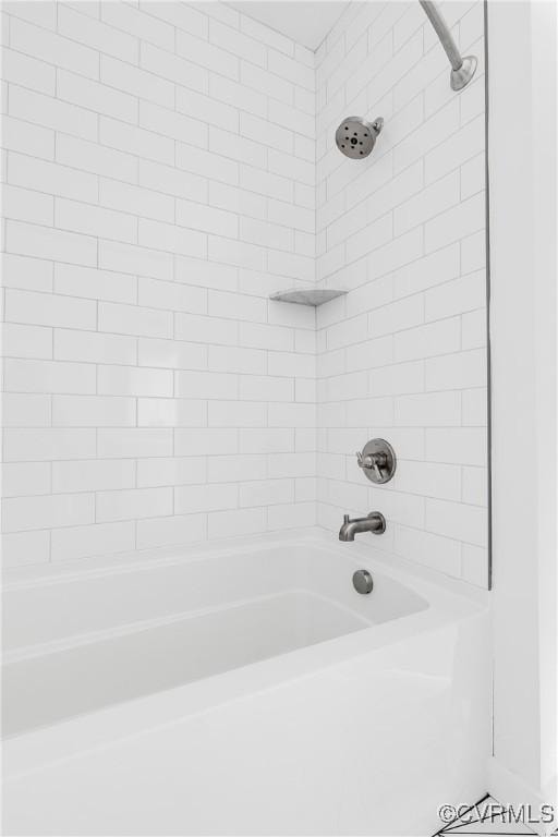 bathroom with bathtub / shower combination
