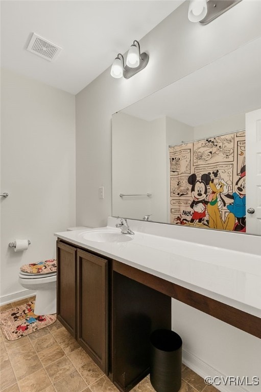 bathroom with vanity, a shower with curtain, visible vents, toilet, and baseboards