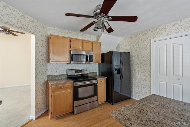 14530 Hancock Ridge Ct, Chesterfield, VA 23832 - kitchen with stainless steel appliances, a ceiling fan, wallpapered walls, light wood-style floors, and baseboards