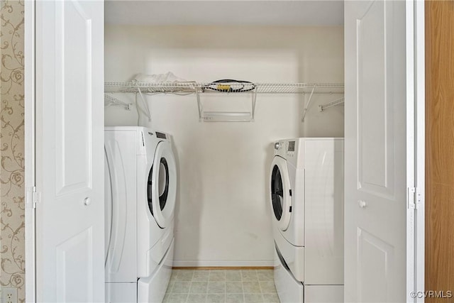 14530 Hancock Ridge Ct, Chesterfield, VA 23832 - washroom featuring washing machine and clothes dryer, baseboards, and wallpapered walls