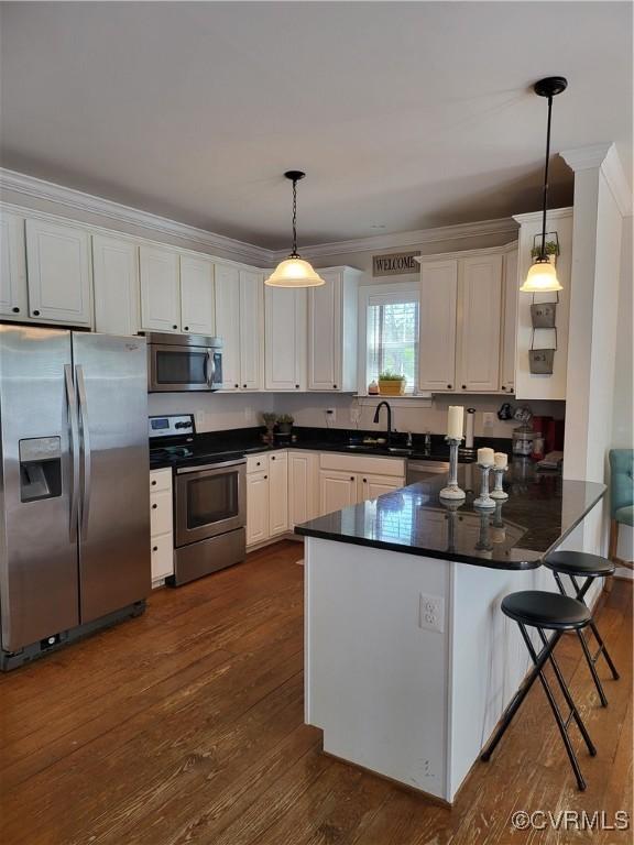640 Coniston Manor Dr, Gordonsville, VA 22942 - kitchen featuring stainless steel appliances, a peninsula, a sink, dark wood finished floors, and dark countertops