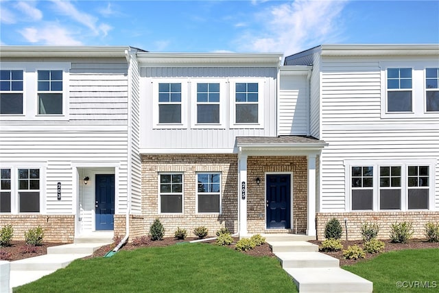 view of front facade featuring a front yard