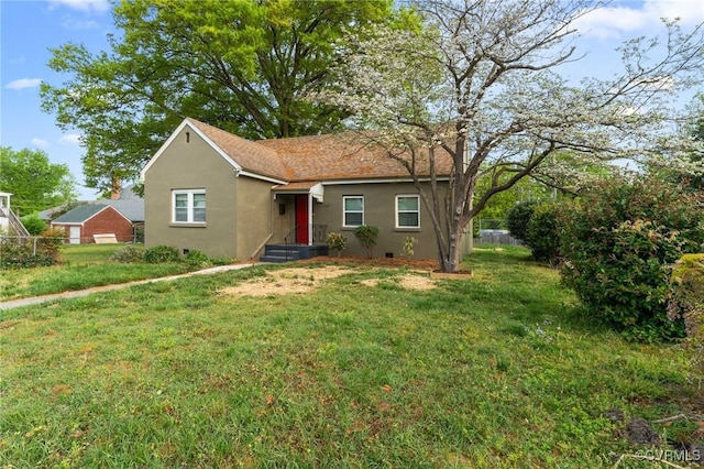 view of front of home featuring stucco siding, fence, and a front yard