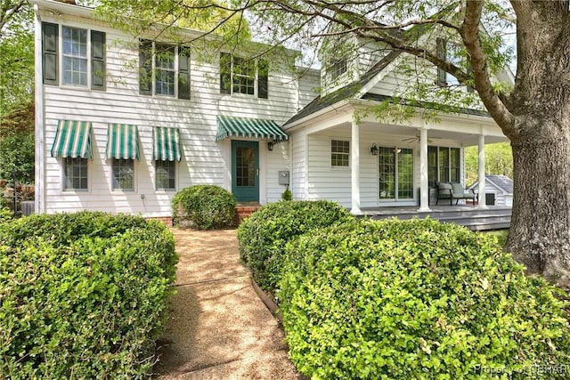 colonial-style house featuring ceiling fan