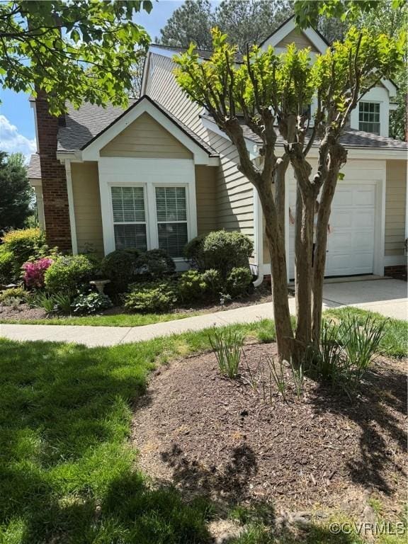 view of front of house with driveway and a garage