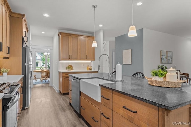 5530 Tyshire Pkwy, Providence Forge, VA 23140 - kitchen featuring stainless steel appliances, a sink, light wood-type flooring, recessed lighting, and decorative backsplash