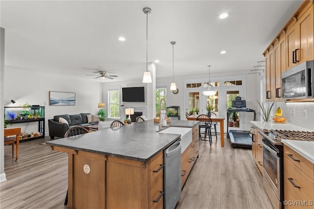 5530 Tyshire Pkwy, Providence Forge, VA 23140 - kitchen featuring stainless steel appliances, light wood finished floors, ceiling fan, dark countertops, and recessed lighting