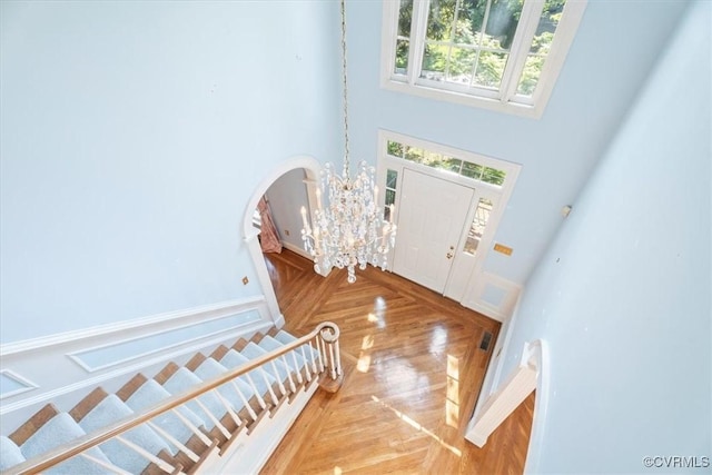419 Dellbrooks Pl, Henrico, VA 23238 - entrance foyer featuring arched walkways, a chandelier, a towering ceiling, and wood finished floors