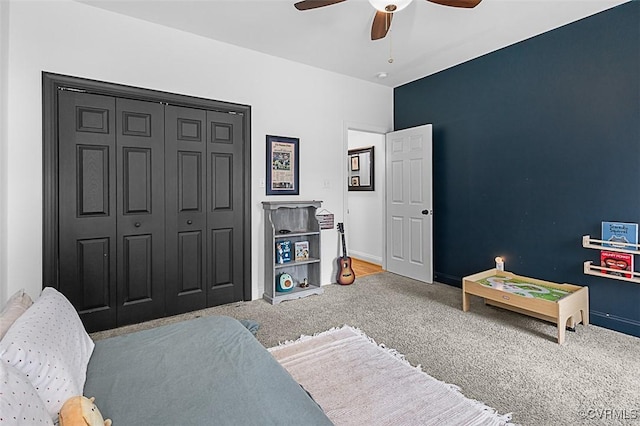 bedroom featuring baseboards, a ceiling fan, a closet, and carpet