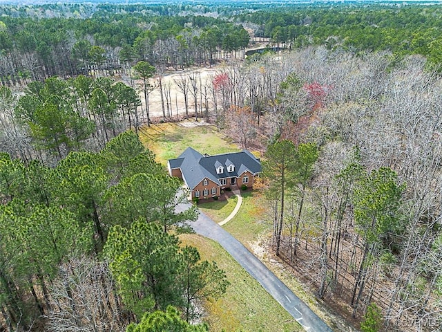 birds eye view of property featuring a forest view