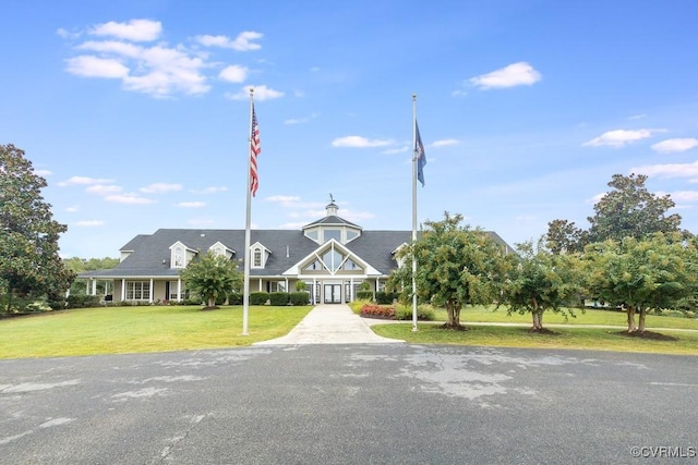 view of front of property featuring a front yard