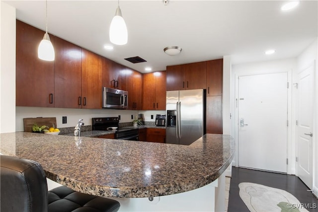 kitchen with stainless steel appliances, a peninsula, visible vents, recessed lighting, and a breakfast bar area