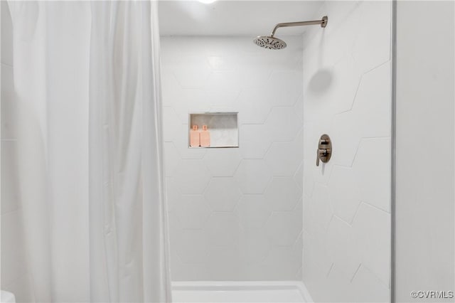 full bath featuring a shower with shower curtain