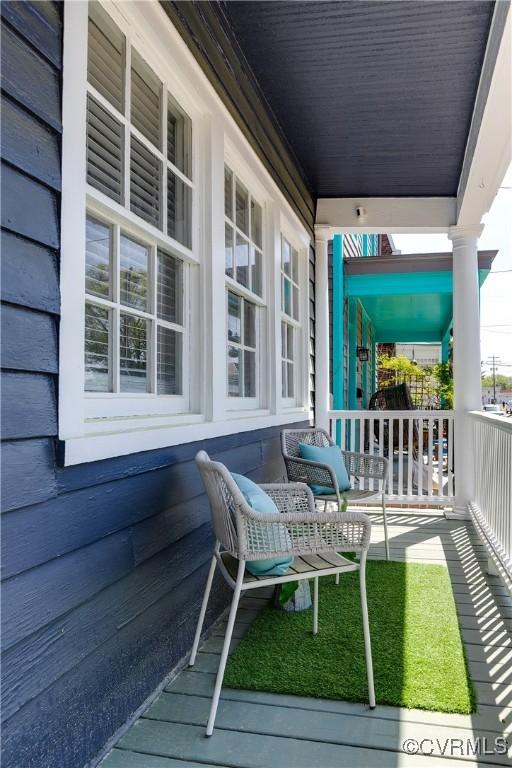 balcony featuring covered porch