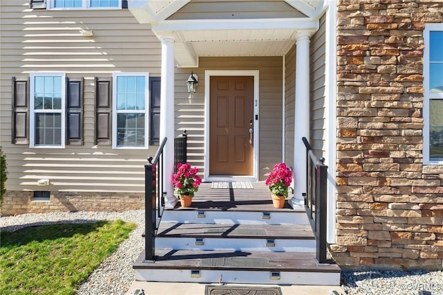 entrance to property with crawl space